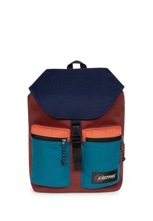 Rygsæk med mørkeblå klap, vinrød krop og to forlommer med lynlås i turkis og orange, med sort spænde og Eastpak-logo.