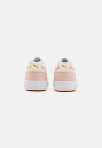 Sneaker rosa chiaro e crema con accenti bianchi, caratterizzati da un design testurizzato e un dettaglio del logo dorato sul tallone. Suola in gomma.
