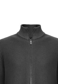 Maglione grigio scuro a coste con collo alto e zip. Presenta una maglia lavorata a trama e un design elegante per una silhouette aderente.