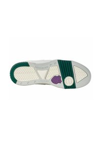 La suola della scarpa presenta una base in gomma bianca con accenti verde e viola, un motivo di presa testurizzato e il logo del marchio in rilievo. Design non marcante.