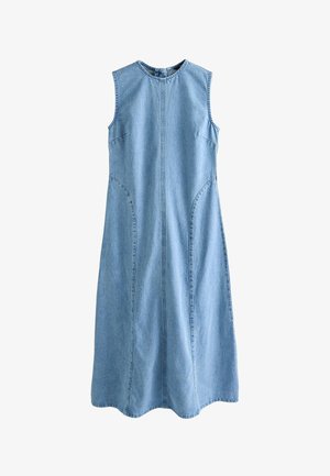 Robe en denim bleu clair sans manches, de longueur moyenne, avec un col rond et des détails de coutures sur le devant et les côtés.