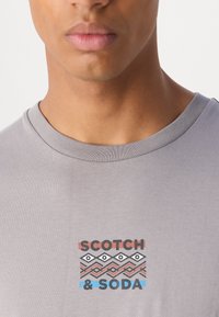 Scotch & Soda REGULAR FIT FRONT BACK ARTWORK - Triko s potiskem - asphalt