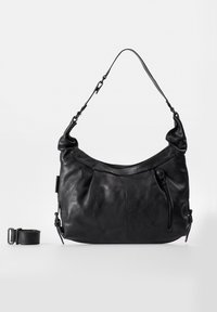 Czarna skórzana torebka o zakrzywionym kształcie, z odpinanym paskiem, miękką fakturą, kieszenią na zamek i plisowanym wzorem dla dodatkowego efektu.