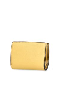 Billetera de cuero amarilla con costuras negras, forma rectangular, textura suave y varios compartimentos para tarjetas y efectivo.
