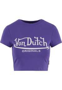 Violeta īsā T-krekls, izgatavots no kokvilnas, ar baltu grafisku izdruku ar vārdiem "Von Dutch" un "ORIGINALS" izteiksmīgā, stilizētā fontā.