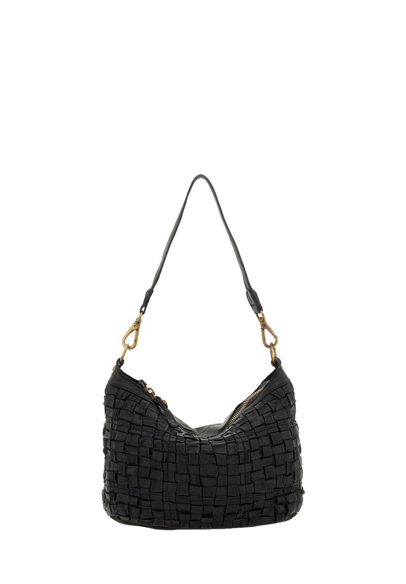Borsa a tracolla in pelle intrecciata nera con una forma curvilinea, dotata di una singola tracolla e hardware dorato. Chiusura con zip sulla parte superiore. Superficie texture.