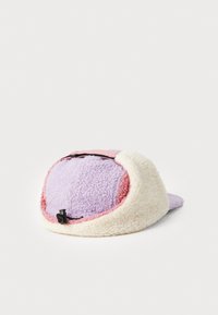 Gorro de forro polar con secciones en púrpura pastel, rosa y crema. Forma redondeada con herrajes ajustables en negro y textura suave.
