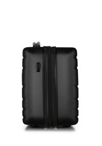 Černý tvrdý kufr s texturovaným povrchem, dvojitým zipem, pevným madlem a čtyřmi kolečky pro snadnou mobilitu.