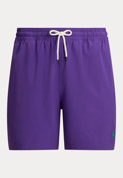 Μωβ μαγιό σορτς με ελαστική μέση, λευκό κορδόνι και μικρό πράσινο λογότυπο πόλο. Λείο ύφασμα με κλασική γραμμή.