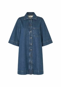 Dunkelblaues Jeanshemdkleid mit Kragen, kurzen Ärmeln, vorderen Knöpfen und einer einzelnen Brusttasche. Glattes Material mit subtiler Textur.