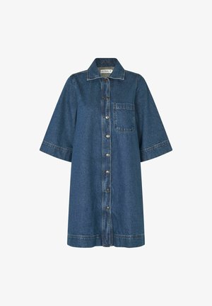 Denim shirt jurk in donkerblauw, met een kraag, korte mouwen, een knoopsluiting aan de voorkant en een enkele borstzak. Glad stof met een subtiele textuur.