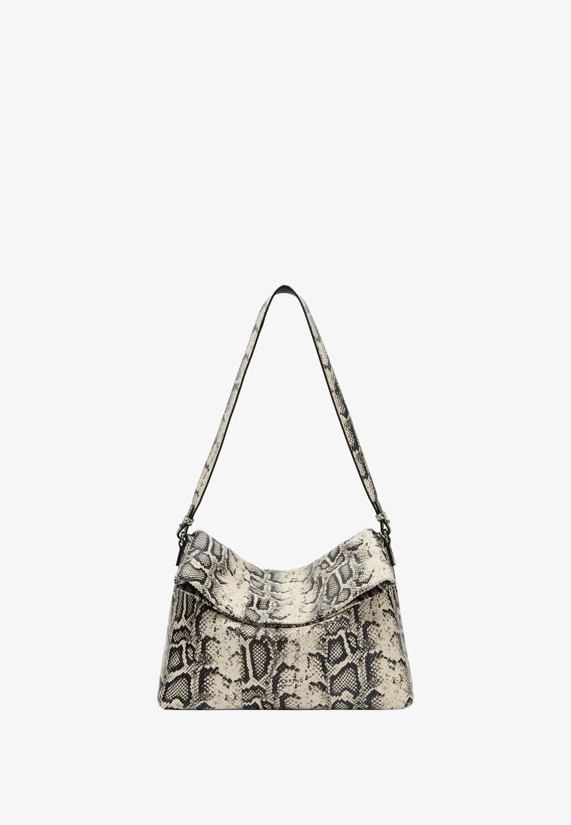 Sac à épaule à motif de serpent en beige et noir, avec un design courbé, un dessus plat et une seule bandoulière, fabriqué en matériau synthétique texturé.