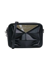 Bolso cruzado sintético negro con un diseño geométrico texturizado. Presenta una placa de logo metálica y una correa ajustable.