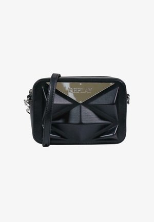 Sort syntetisk crossover-taske med et tekstureret geometrisk design. Har et metallisk logo-plade og justerbar rem.
