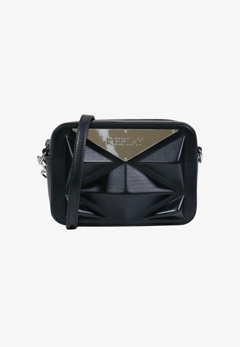Bolso cruzado sintético negro con un diseño geométrico texturizado. Presenta una placa de logo metálica y una correa ajustable.