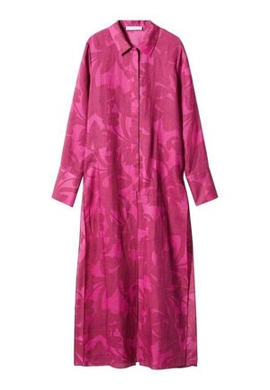 Robe longue rose en lin léger avec un motif floral, col, boutonnage à l'avant et manches longues, conçue pour une coupe décontractée.