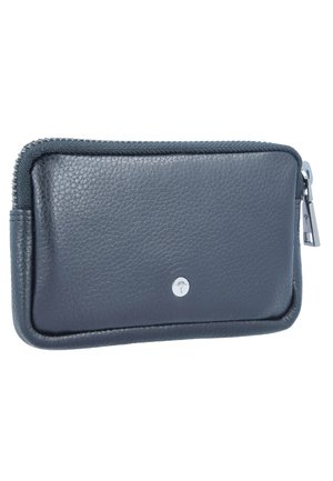 Donkergrijze leren portemonnee met een gestructureerd oppervlak, voorzien van een zilveren logo en een ritsaccent. Slank, rechthoekig model met afgeronde hoeken.