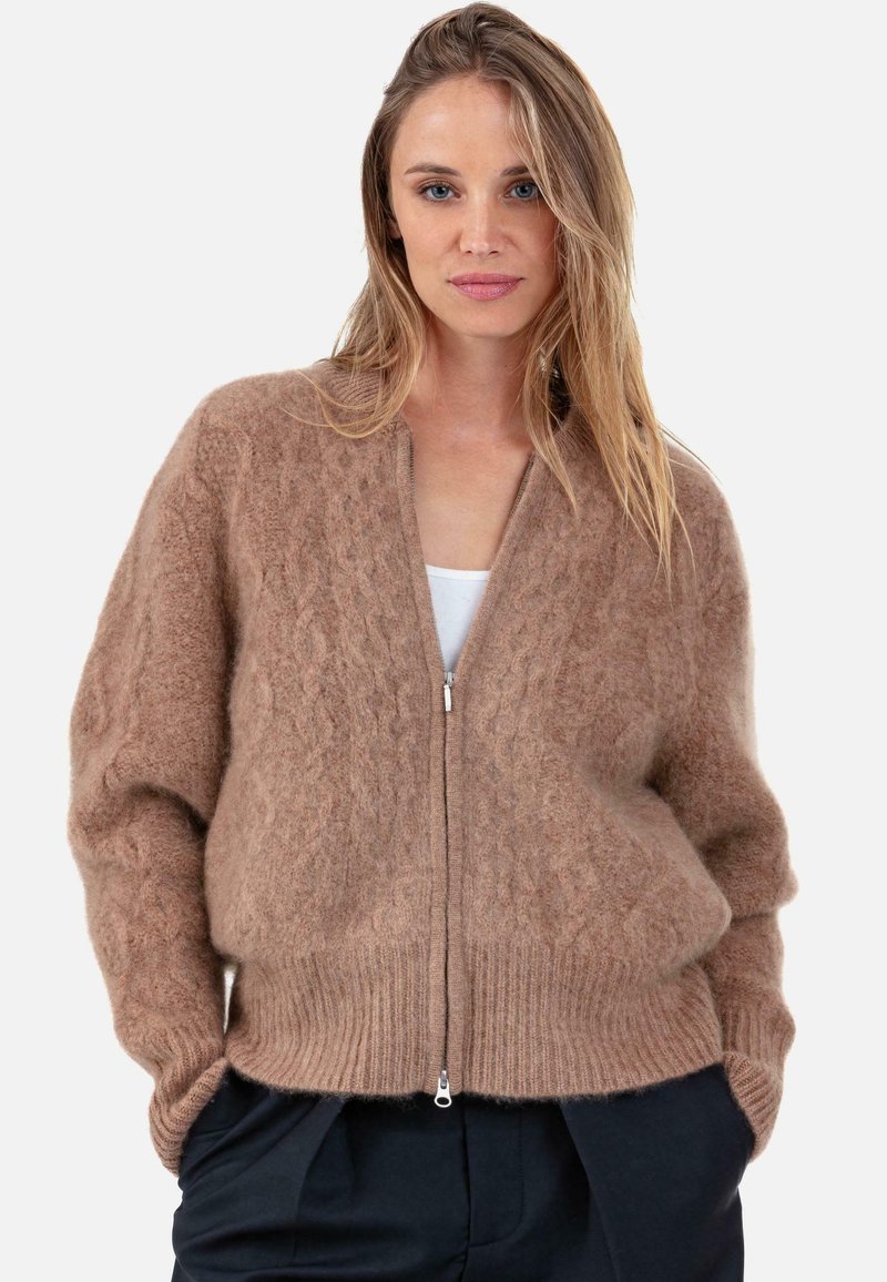 Brauner Strickcardigan mit Zopfmuster, durchgehendem Reißverschluss, geripptem Saum und weicher Textur. Verfügt über eine lockere Passform und ein offenes Kragendesign.