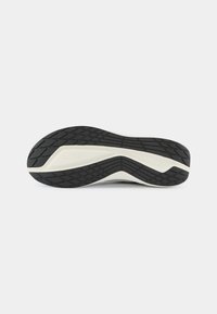Schuhsohle mit einem schwarzen strukturierten Muster und weißer Zwischensohle; geschwungenes Design für Traktion; verfügt über ein auf der Seite geprägtes Logo.