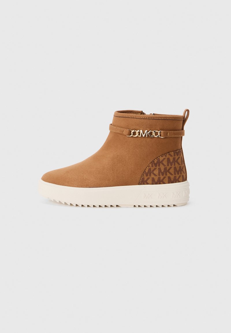 Braune Wildleder-Ankelstiefel mit einer goldenen Kettenakzentuierung, Logo-Details an der Ferse und einer strukturierten weißen Gummisohle.