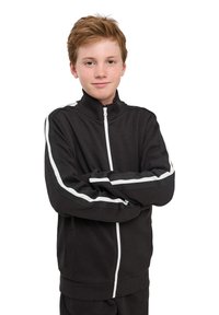 Giacca nera con zip realizzata in tessuto morbido, con righe bianche lungo le maniche e colletto alto. Adatta per un abbigliamento informale.