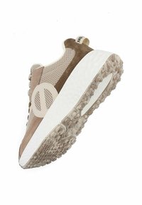 Sneaker leggera con una tomaia in rete beige, accenti in suede, suola bianca e battistrada in gomma testurizzata. Presenta un logo circolare sul lato.