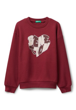 Sudadera de manga larga color burdeos con cuello redondo, con puños y dobladillo acanalados, que presenta un gráfico de "Benetton" en letras en bloque en la parte delantera.