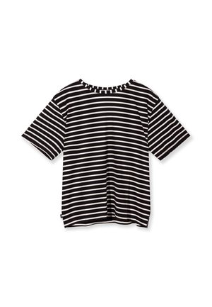 T-shirt a righe bianche e nere con maniche corte e collo rotondo, posato su uno sfondo bianco.