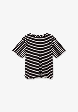 Sort og hvid stribet kortærmet t-shirt med rund hals, lagt fladt på en hvid baggrund.