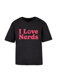 Černé bavlněné tričko s krátkým rukávem. Obsahuje tučný růžový nápis "Miluji nerdy" v hravém písmu. Regular fit a kulatý výstřih.