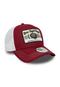 Rote und weiße verstellbare Baseballmütze mit einem gestickten Patch, auf dem "Pine Aged Lager" und eine Abbildung eines Fasses zu sehen sind.