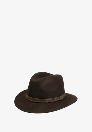 Dunkelbrauner Fedora-Hut mit breiter Krempe und passendem, abgestepptem Band um die Basis der Krone auf weißem Hintergrund.