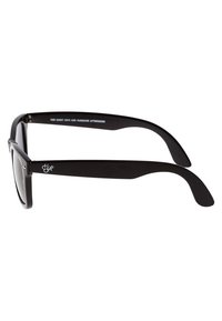 Ochelari de soare negri cu un cadru rectangular. Material plastic neted cu lentile închise. Bratul are un logo și un text subtil.