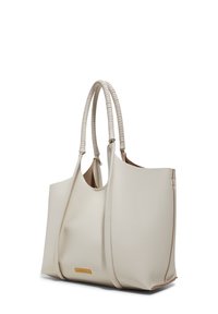 Sac cabas en cuir beige avec une finition texturée, doté de doubles poignées enveloppées de cuir assorti et d'un subtil détail de marque en or à l'avant.