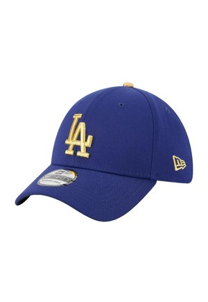 Casquette de baseball bleue en coton avec une visière incurvée. Présente un logo "LA" brodé en or sur le devant et un accent cousu sur le côté.