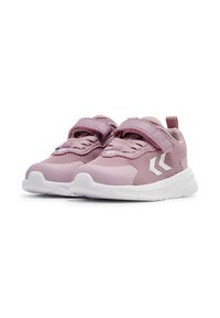 Rosa Sportschuhe mit Mesh-Obermaterial, gepolstertem Kragen und verstellbarem Klettverschluss. Weiße Sohle mit strukturiertem Grip und Logo-Akzenten.