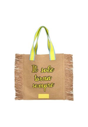 Borsa a tracolla intrecciata marrone con bordi frangiati, manici a strisce gialle e azzurre, e testo ricamato che recita "Il sole torna sempre."