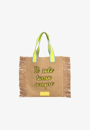 Borsa a tracolla intrecciata marrone con bordi frangiati, manici a strisce gialle e azzurre, e testo ricamato che recita "Il sole torna sempre."