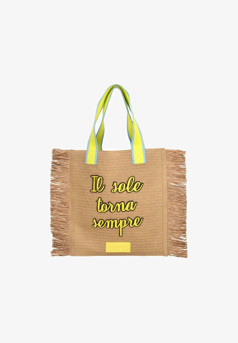 Borsa a tracolla intrecciata marrone con bordi frangiati, manici a strisce gialle e azzurre, e testo ricamato che recita "Il sole torna sempre."