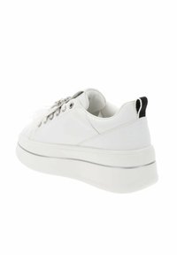 Zapatilla de piel blanca con suela de plataforma, que presenta ojales plateados, un tirador negro en el talón y detalles de piel sintética en el lateral.