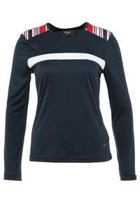 Maglietta sportiva a maniche lunghe di colore blu navy con accenti a strisce rosse e bianche sulle spalle e una striscia bianca orizzontale attraverso il petto. Tessuto morbido ed elastico.