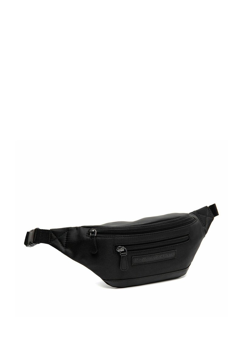 Zwarte heuptas van glad nylon, met een voorvak met rits, een verstelbare strap en een subtiel reliëflogo aan de zijkant.