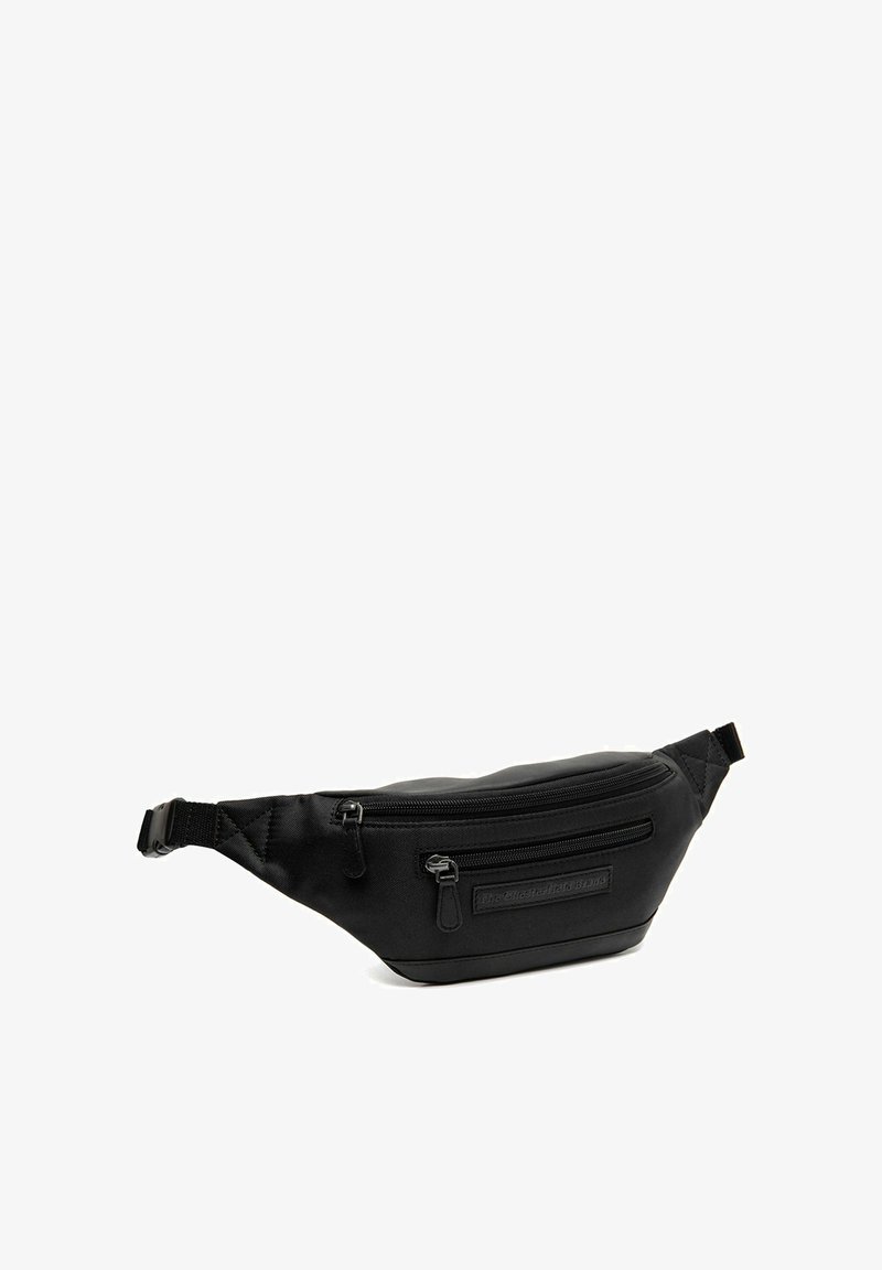 Zwarte heuptas van glad nylon, met een voorvak met rits, een verstelbare strap en een subtiel reliëflogo aan de zijkant.