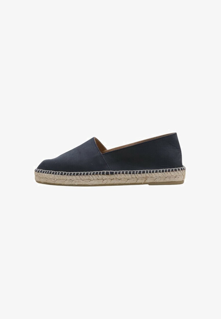 Alpargata azul marino sin cordones con suela de yute trenzado y parte superior lisa, mostrada de perfil sobre fondo blanco.
