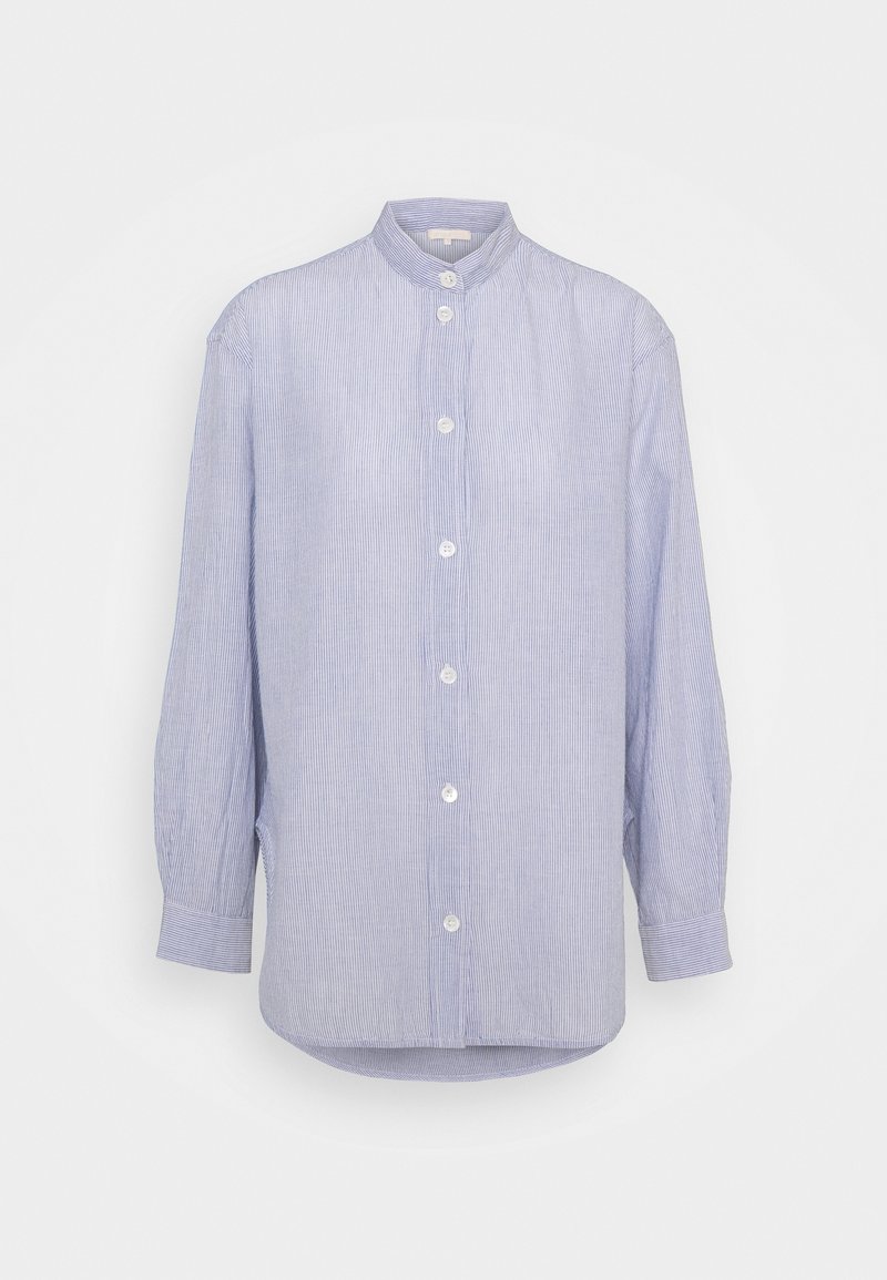 Chemise à fines rayures bleu clair et blanc à manches longues, col mao et boutons blancs à l'avant, suspendue sur un fond uni.