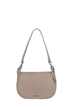 Beige strukturierte Lederschultertasche mit verstellbarem Riemen und silbernen Metallverschlüssen, mit einem kleinen runden silbernen Anhänger an der Seite.