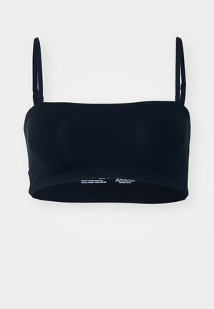 Top bandeau preto com alças ajustáveis, feito de um tecido suave. Apresenta uma forma arredondada e sem fechos visíveis ou almofadas.