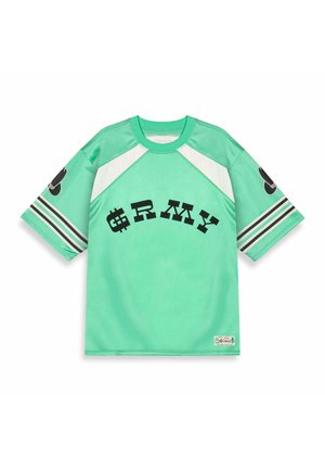 Jersey de manga corta en verde menta con letras negras "GRMY", acentos de malla y detalles a rayas en las mangas. Fabricado con un material suave y ligero.