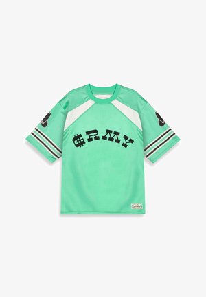 Jersey de manga corta en verde menta con letras negras "GRMY", acentos de malla y detalles a rayas en las mangas. Fabricado con un material suave y ligero.