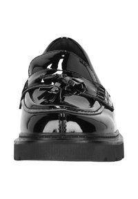 Schwarze lacklederne Slipper mit glänzender Oberfläche, verziert mit dekorativen Quasten und einer flachen gestreiften Sohle. Keine sichtbaren Beschläge oder Muster.